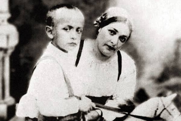 Рола́н Анто́нович Бы́ков родился 12 октября 1929 года.

Больше..0