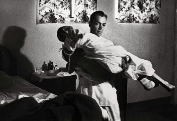 Сельский доктор в американской глубинке, 1948 г.

Больше..4