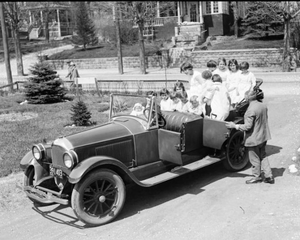 Семья с 13 детьми и их автомобиль.
Сейчас в большинстве семей 1–3..4