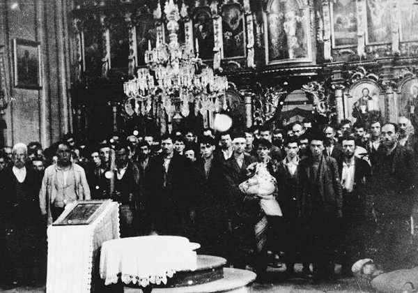 Сербы, собранные в церкви города Глина усташами для уничтожения..0