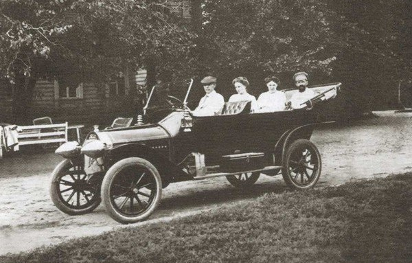 Сергей Рахманинов за рулём своего автомобиля. Ивановка...0