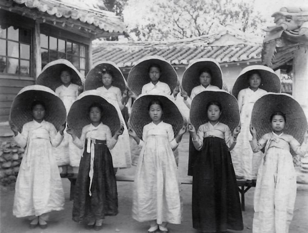 Школьницы в шляпках, Пхеньян, 1900-е.

..0