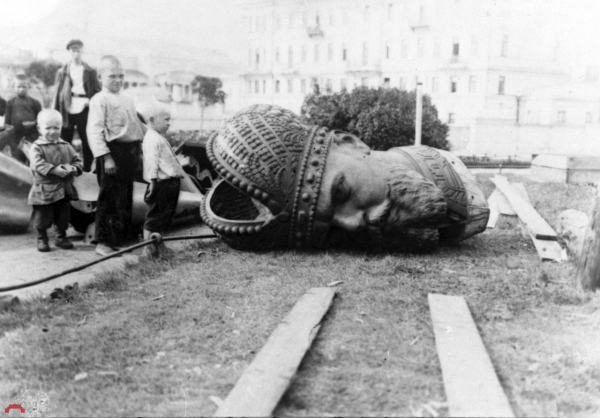Снос памятника Александру III в Москве. 1918 год. Простоял он всего 5..4