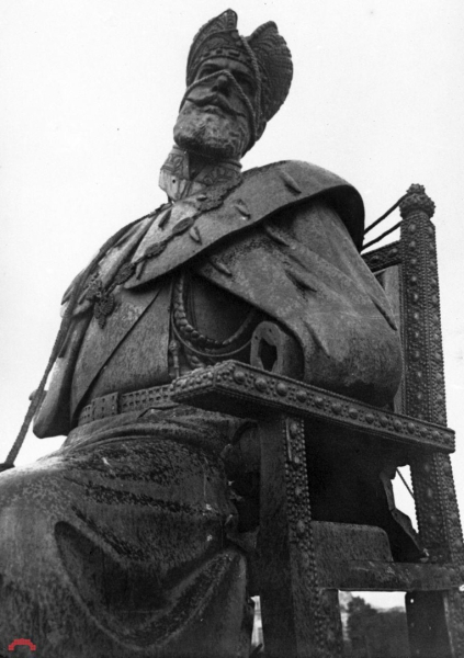 Снос памятника Александру III в Москве. 1918 год. Простоял он всего 5..1