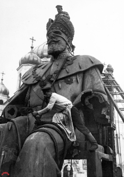 Снос памятника Александру III в Москве. 1918 год. Простоял он всего 5..0