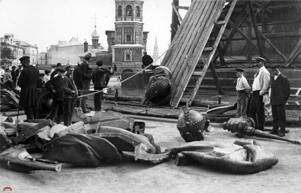 Снос памятника Александру III в Москве. 1918 год. Простоял он всего 5..3
