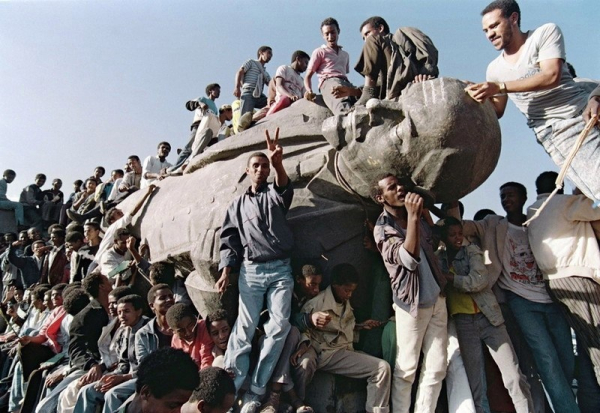 Свержение памятника Ленину, Аддис-Абеба, Эфиопия, 23 апреля 1991..0