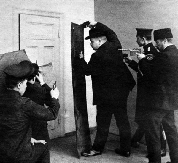 Сыщики Российской Империи перед началом штурма помещения, в..0