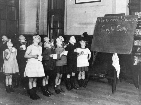 Учимся полоскать рот для профилактики простуды. Лондон...0