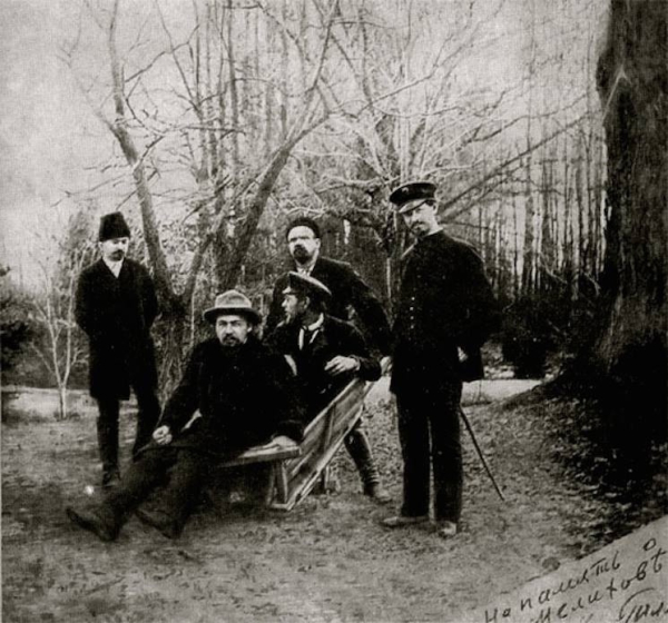 В тачке - А.П. Чехов и М.П. Чехов. Везёт тачку В.А. Гиляровский...0