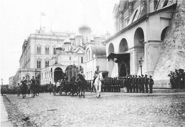 Военный парад в Московском Кремле, на белом коне - император..0