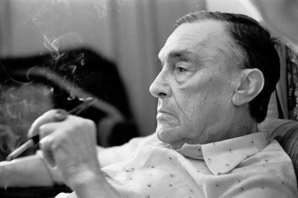 Все кончается, как по звонку,
На убогой театральной сцене..0