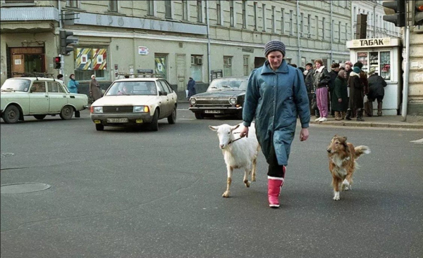 Выгул козла. Сретенские ворота, Москва, Россия, 1992 год.

Больше..0