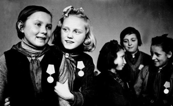 24 ноября 1943 ленинградским школьникам вручаются медали «За..0