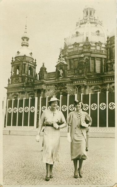 Американские туристы в Берлине во время Олимпиады, август 1936..0