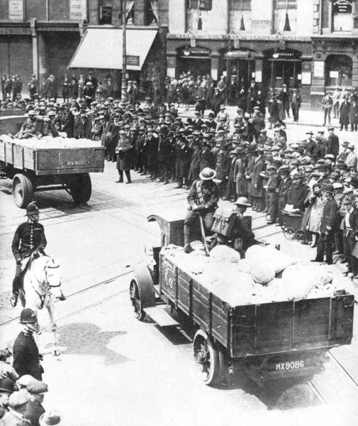 Британские войска везут прoдовольствие в Лондон во время..0