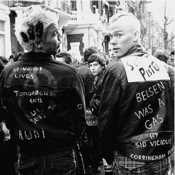 Два панка во время памятного марша после смерти Сида Вишеса,..0
