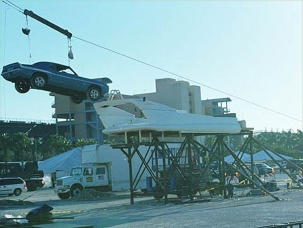 Фотографии со съёмочных площадок известных фильмов.

Больше..8