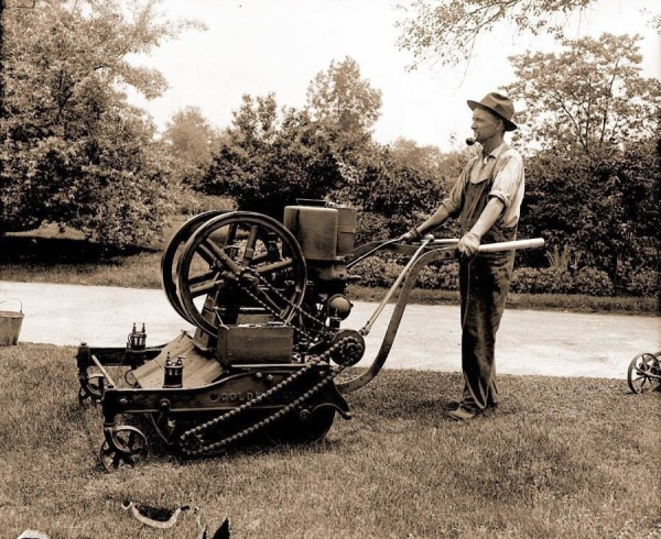 Газонокосилка начала 20-го века

..0