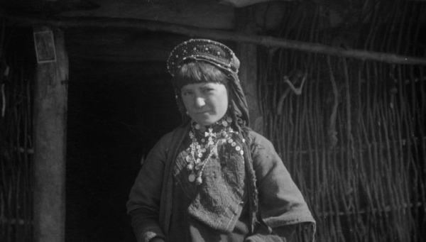 Хевсурская юная девушка в поселении. Хевсурети. СССР. Грузия. 1929..0
