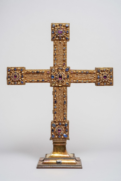 Имперский крест — это большой крест-реликварий, высота 78 см...0