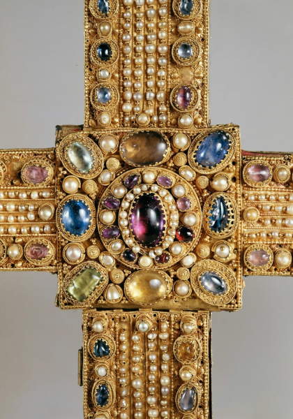 Имперский крест — это большой крест-реликварий, высота 78 см...3