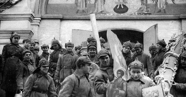 «Из толпы стали бросать в охрану жидким калом и камнями» 

Первые..0