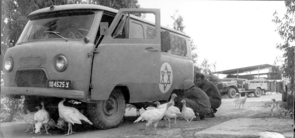 Израильские солдаты чинят трофейный УАЗ. Эль-Ром на Голанах,..0