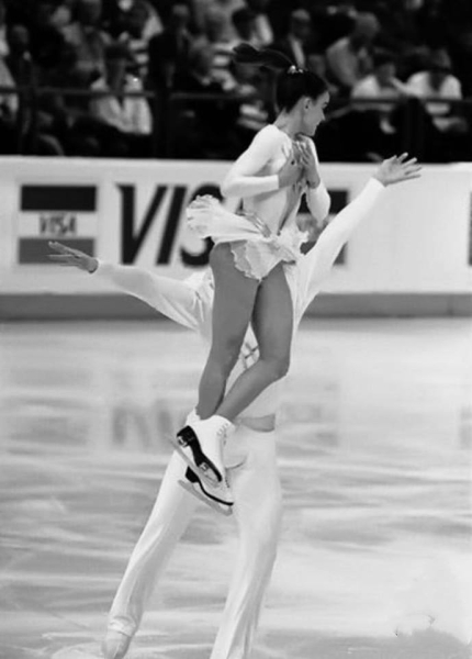 Красивая и талантливая пара прошедших лет. Жаль , что очень рано..0