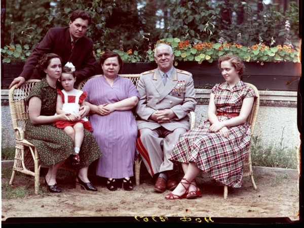 Маршал Советского Союза Георгий Жуков с семьей на даче, 1955..0