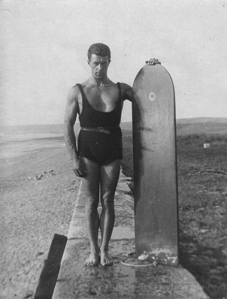 Начало американского сёрфинга. США. 20-е.

Больше исторических..0