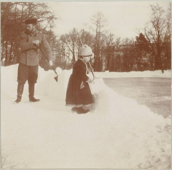 Николай II и цесаревич Алексей убирают снег перед дворцом. 1909..0
