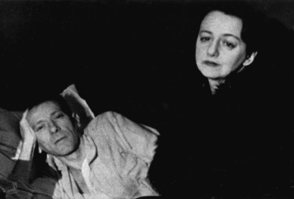 Одна из последних фотографий Михаила Булгакова. На фото он с..0