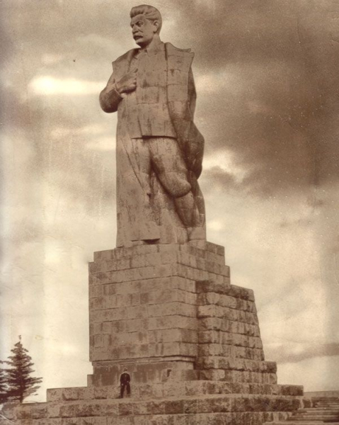 Памятник Сталину на канале имени Москвы. СССР. 1940-е.

Больше..0