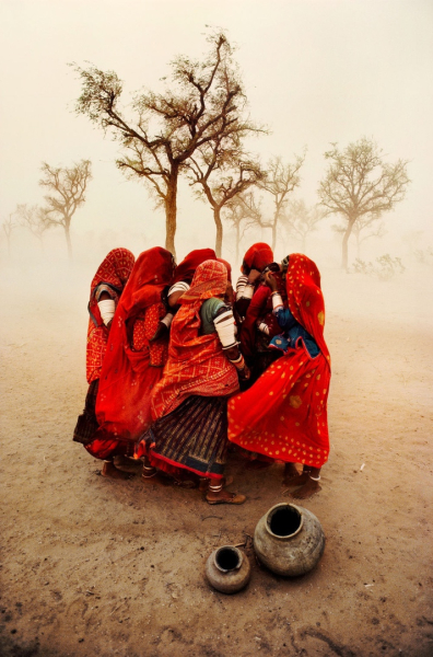 Песчаная буря, Раджастан, 1983 год. 
Фотограф: Steve McCurry.

Больше..0