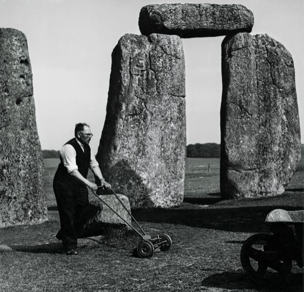 Простой садовник косит траву. Стоунхендж. Великобритания. 1955..0