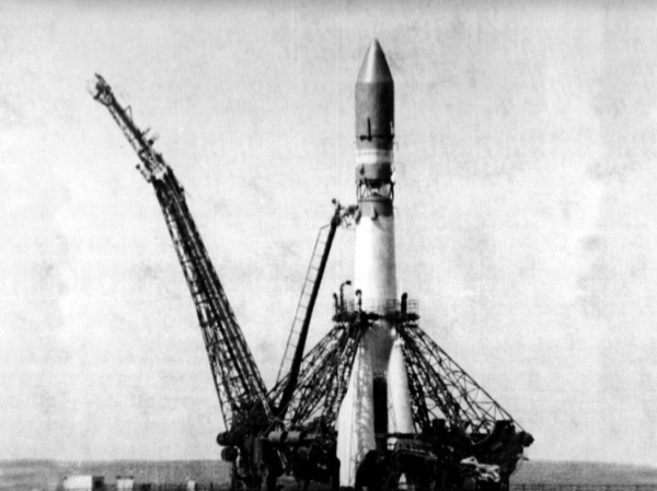 Ракета-носитель Р-7 с капсулой Восток-1 на стартовой площадке..0