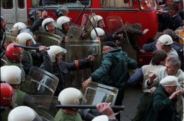 Разгон ОМОНом демонстрации на Первомай, Москва, 1993 год.

Больше..0