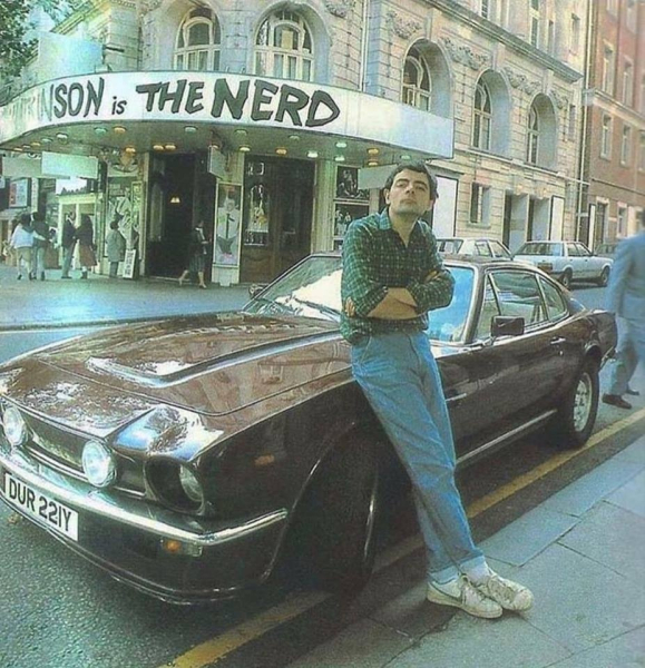 Роуэн Аткинсон и его Aston Martin Vantage 1981 года в Лондоне, 1984

Больше..0