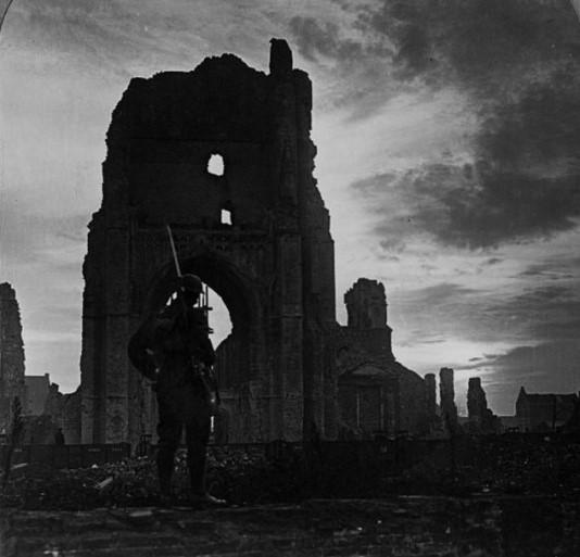 Руины города Ипр, Бельгия, после Первой мировой.

Больше..0