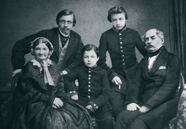 Семейный портрет, 1860 год. Два младших сына в школьной..0