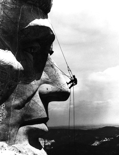 Слесарь по ремонту на голове Авраама Линкольна на горе Рашмор, 1962..0