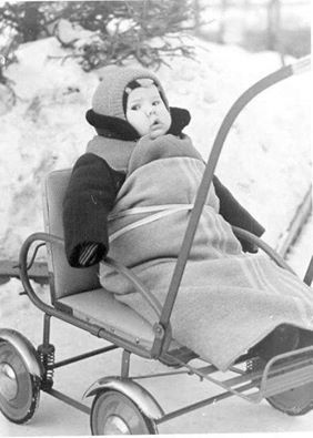 Так одевали нас родители в далёком детстве. Две шапочки, шубка,..0