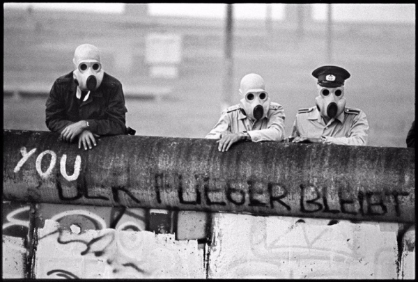 Учатся демократии...

Восточногерманские пограничники наблюдают..0