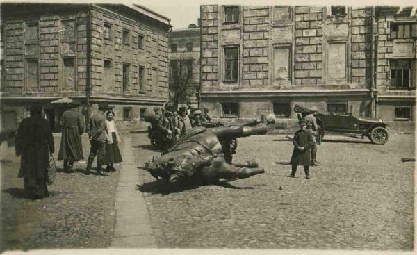 В Москве скинули памятник генералу Скобелеву, 1 мая 1918..0
