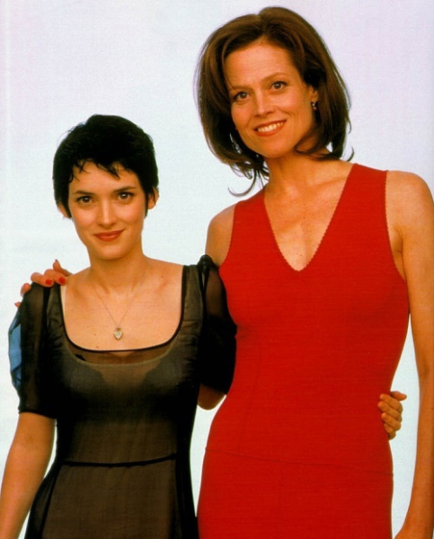 Вайнона Райдер и Сигурни Уивер, 1997 год.

..0