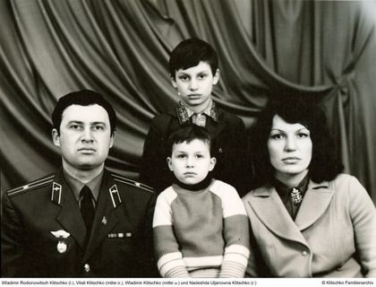 Владимир Кличко с женой и сыновьями – Виталием и Владимиром. 80-е...0