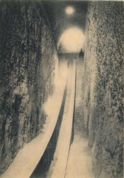 Внутренний вид остатков обсерватории Улугбека. Самарканд...0