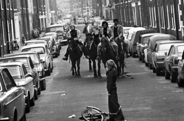 Всадники в центре Амстердама в день запрета на пользование..0