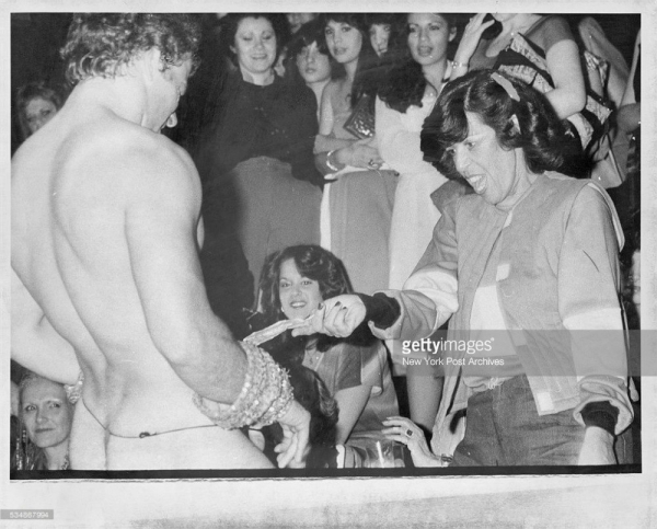 Женщины на стриптизе, 1980 год.

..1